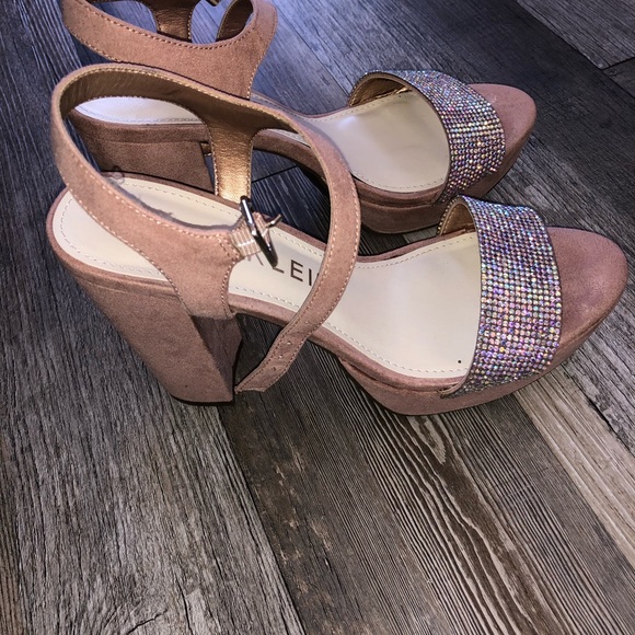 Anne Taylor sparkling sandal.  Size 7 1/5.  Worn to a wedding! - Picture 2 of 10